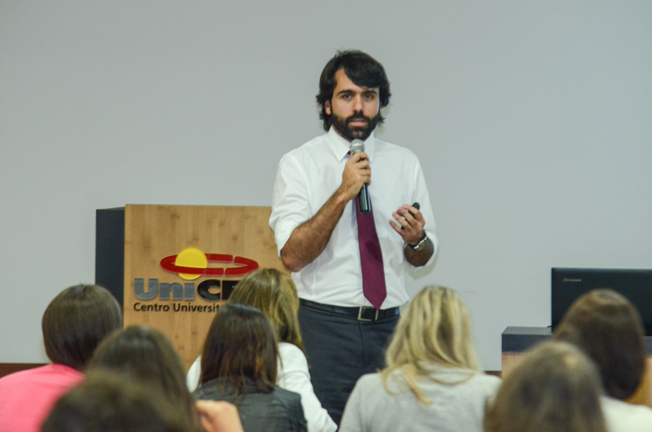 Diretor Presidente da Urbanizadora Paranoazinho, Ricardo Birmann, fala aos alunos do UniCeub